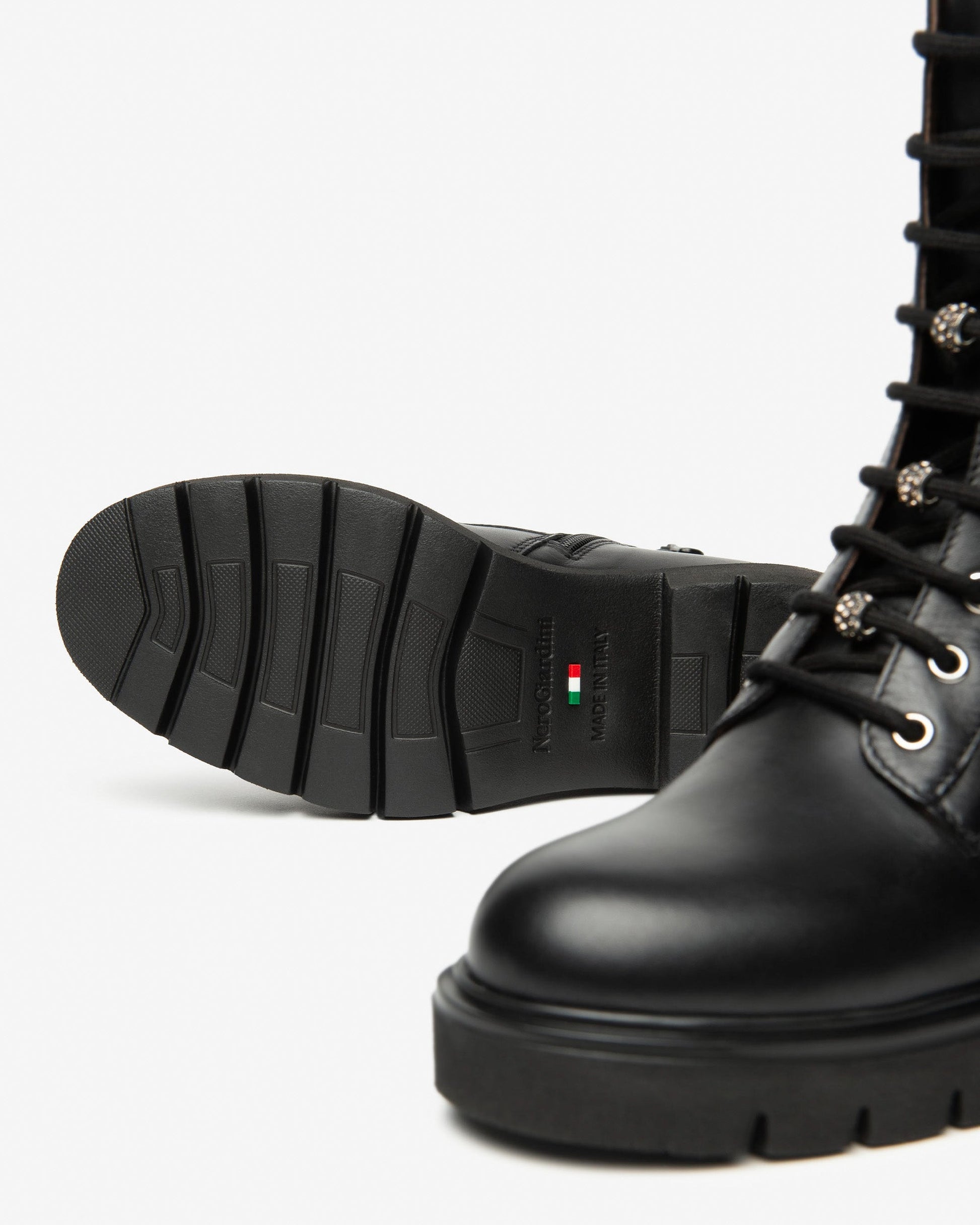 ANFIBIO IN PELLE NERA LACCI - CALZATURE - Due Piedi