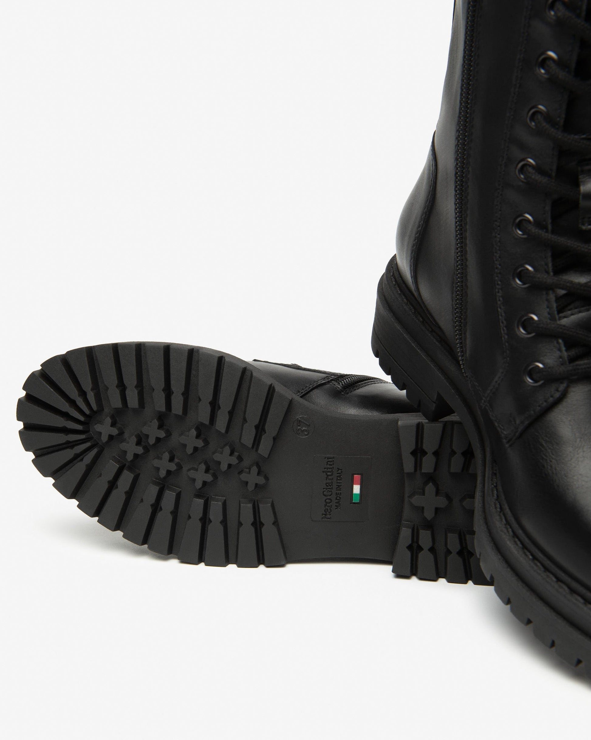 ANFIBIO IN PELLE NERA LACCI - CALZATURE - Due Piedi