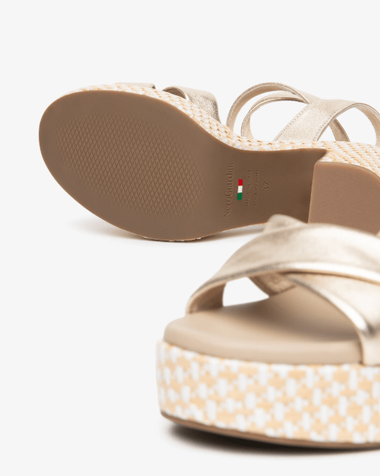 SANDALO IN PELLE CON PLATEAU - CALZATURE - Due Piedi